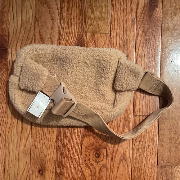 PINK Victoria's Secret Beige Sherpa Fanny Pack - Picture 4 of 6